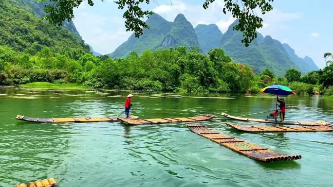桂林山水甲天下遇龙河竹筏漂流景区山清水秀