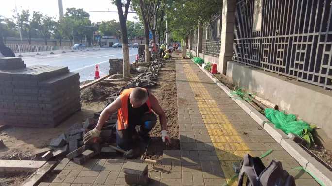 改造人行道铺设地砖匠人施工民工工地