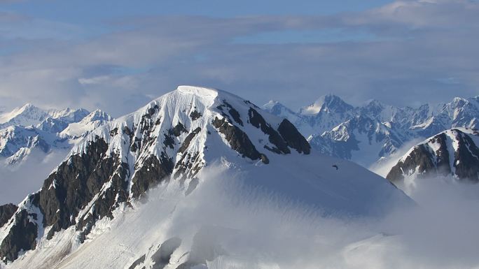 阿拉斯加山脉和云层