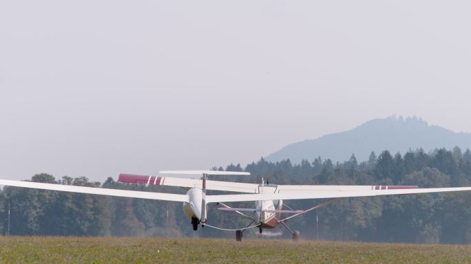 轻型飞机在阳光下被拖向空中