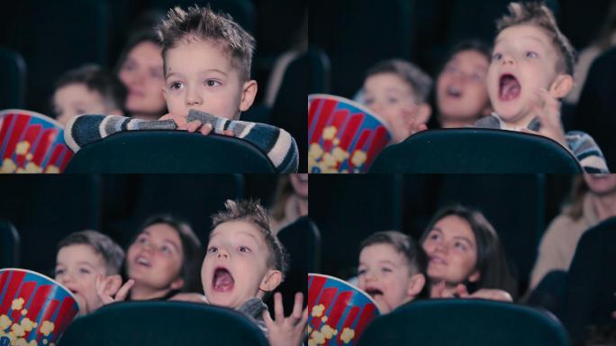 小男孩在电影院里尖叫