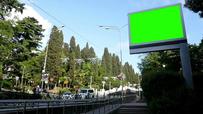 城市街道背景上的广告牌绿屏