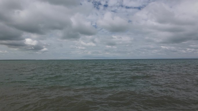 青海湖湖水泛波浪 慢镜头航拍