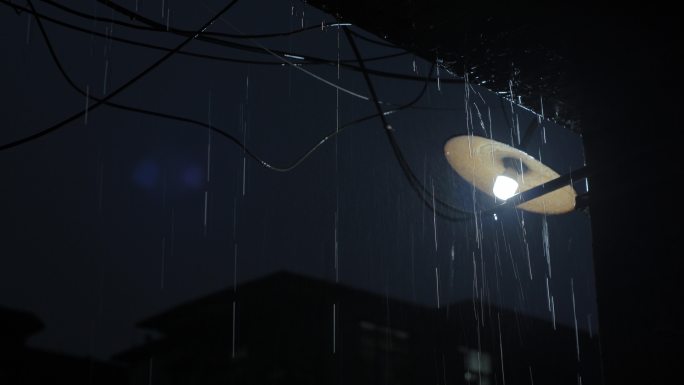 夜雨路灯