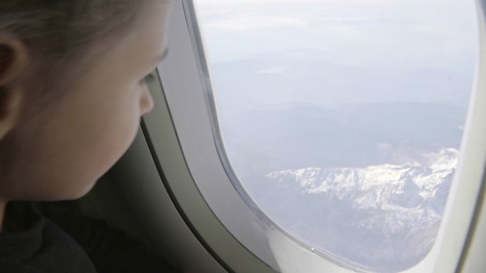 乘飞机旅行的的小女孩
