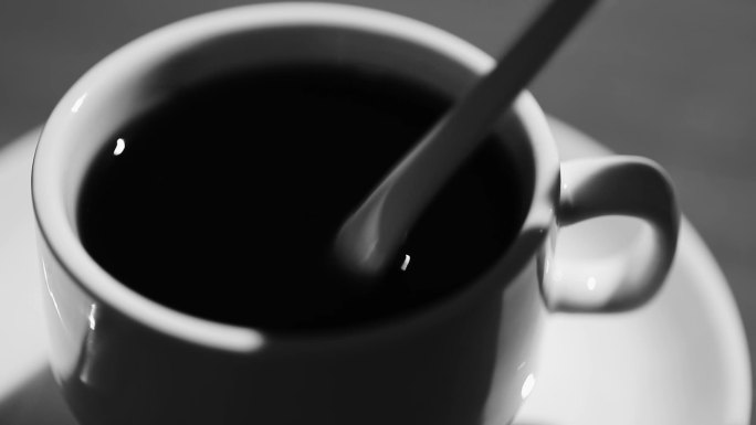 拿咖啡勺搅拌咖啡特写