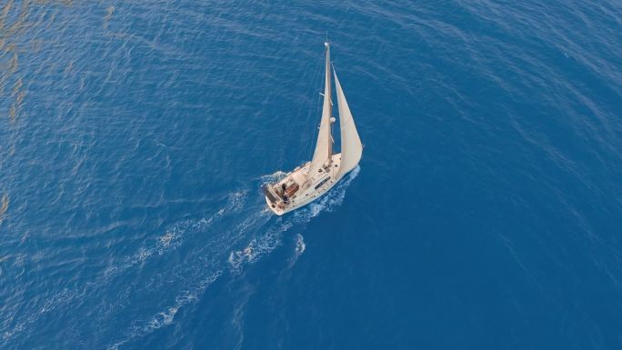 在海面上行驶的白色帆船