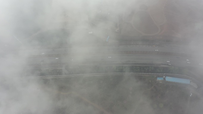 云雾中的城市