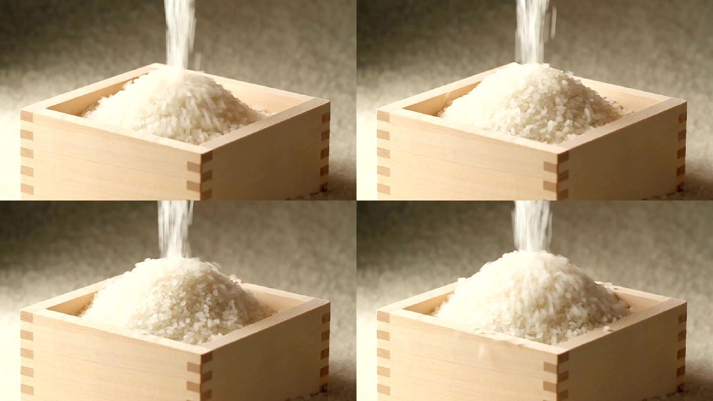 大米堆在容器里