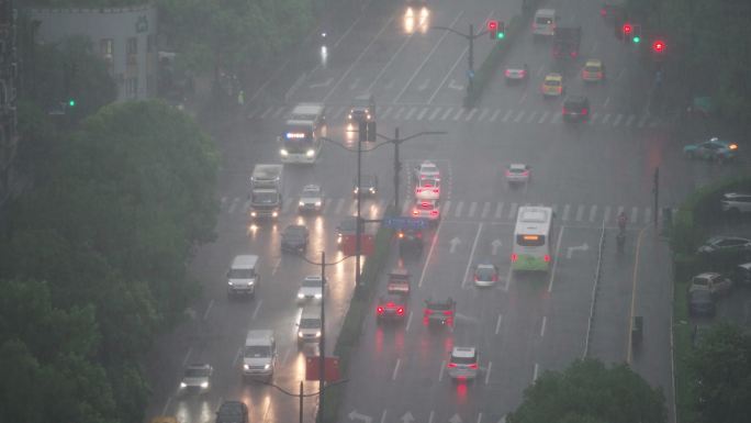 丰沛雨量午后雷阵雨城市交通主干道暴雨突袭