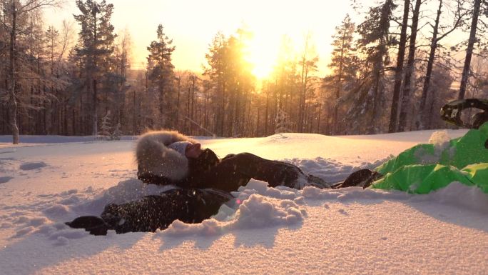 女孩在雪地里玩雪自然白色放松