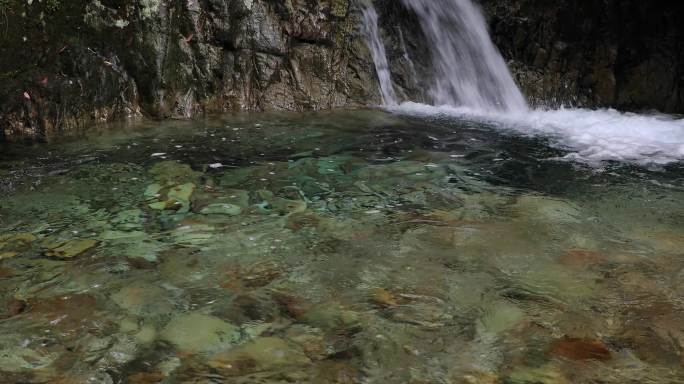 小瀑布清澈泉水溪水