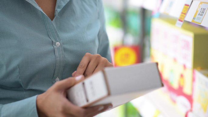 看产品标签的女人女性外国人商店