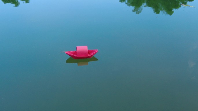漂浮 漂泊 水面 小纸船