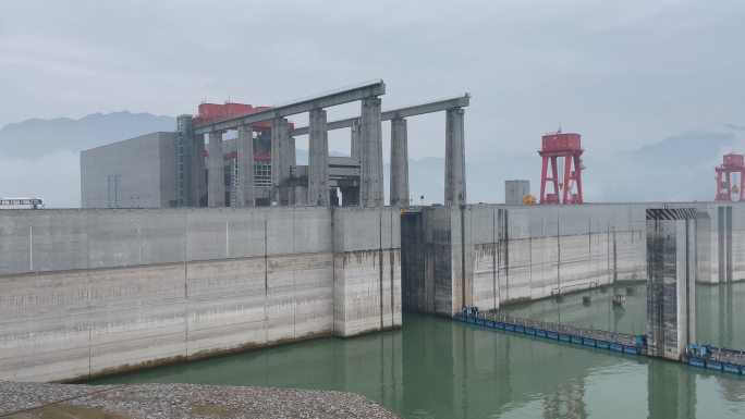 雾中三峡大坝