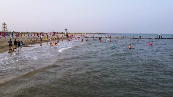 夏日海边游客沙滩度假嬉戏