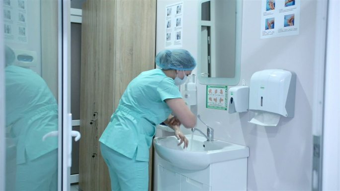 护士洗手。清洗消毒