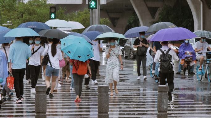 下雨打伞 慢镜头