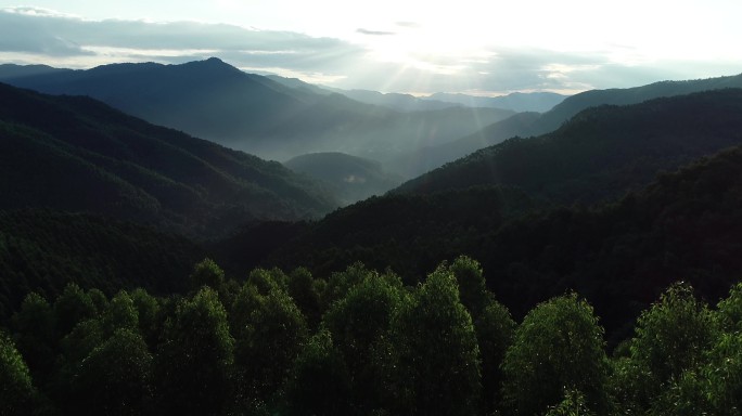 航拍福州大山里日出，阳光照耀万丈光芒