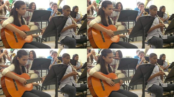 学生们在学校管弦乐队演奏乐器