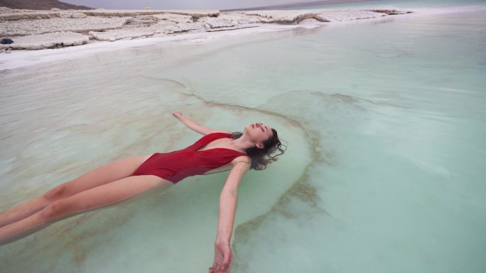 死海中漂浮在水面上的女人