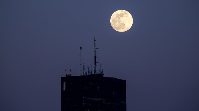 4K延时摄影-城市上空的满月