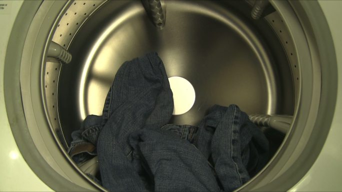 洗衣机里的牛仔裤