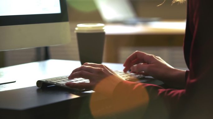 在工作的女人互联网工作居家办公电脑键盘打