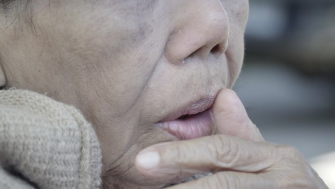 老妇人咳嗽、哽咽老年人流感病毒污染