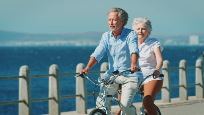 一对老夫妇骑着双人自行车