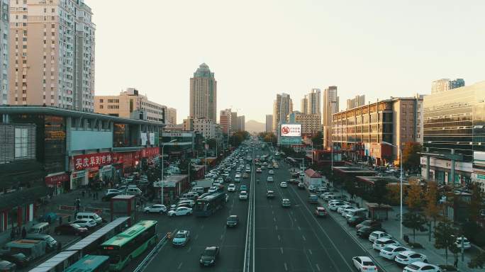 夕阳下忙碌的街景风光