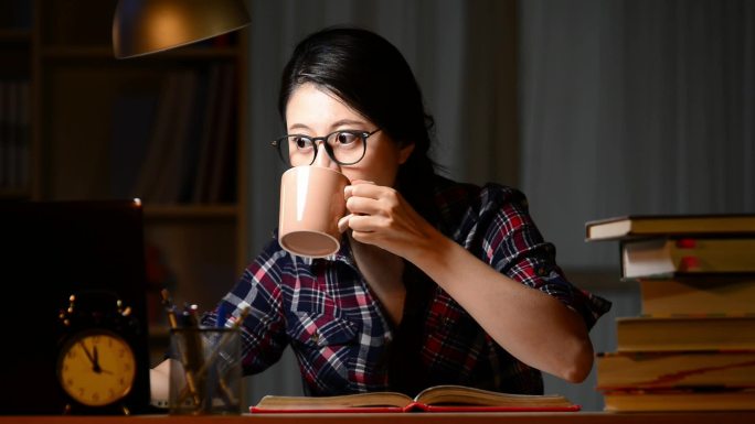 年轻女子使用电脑学习