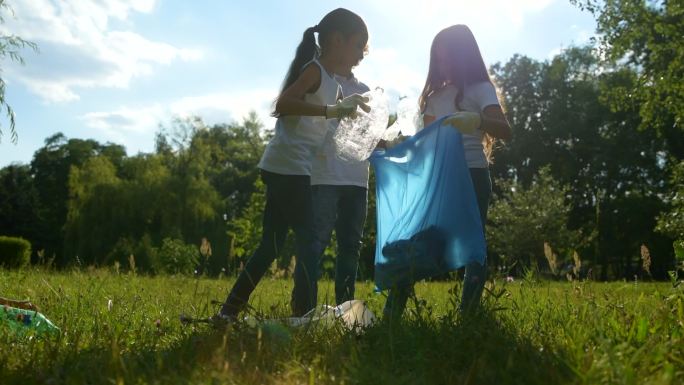 小环保主义者把塑料瓶放在垃圾袋里