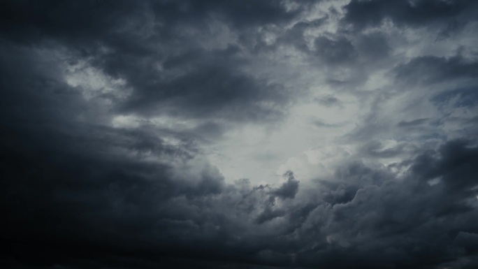 黑暗乌云压顶翻滚云层暴雨来临恶劣气候天气
