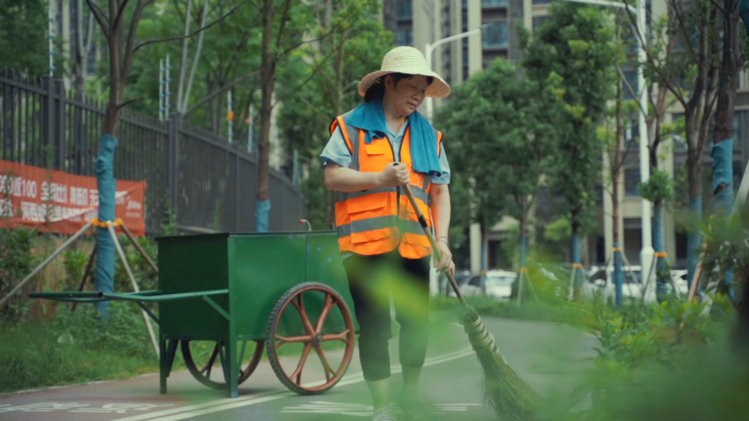 环卫工扫地城市清洁卫生学生热心公益帮助