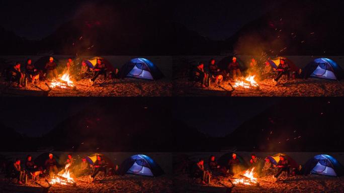 一群朋友坐在篝火旁