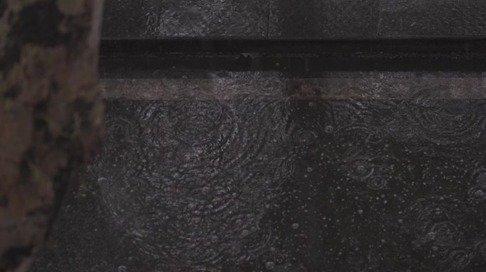 台风天下大雨水坑滴水的特写镜头