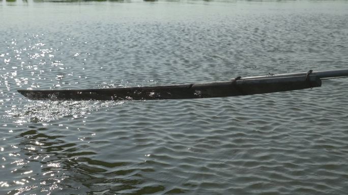 实拍大湖浪花木船划桨