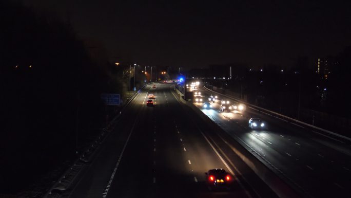 救护车在曼彻斯特高速公路上疾驰