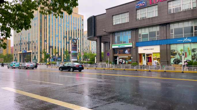 上海下雨天道路