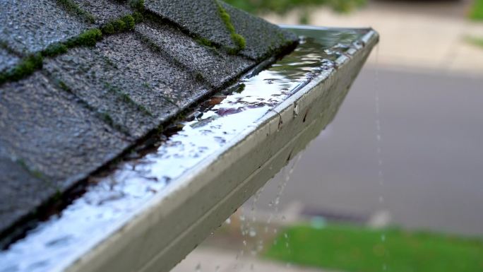 雨水从屋顶流下