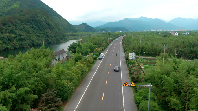 4K航拍自驾车辆路过优美风景-在路上旅行