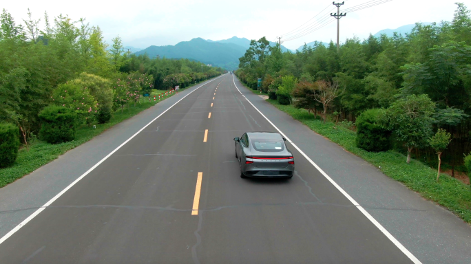 4K航拍自驾车辆路过优美风景-在路上旅行