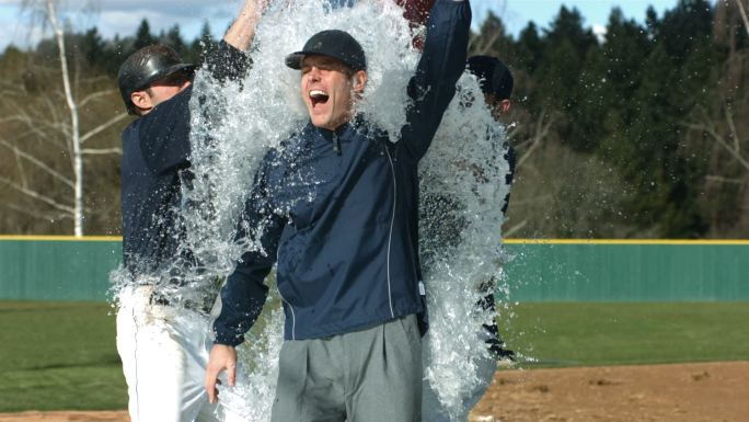 棒球运动员在教练身上倒凉水