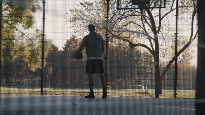 篮球运动员在室外场地练习