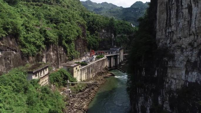 大山里的水利发电站