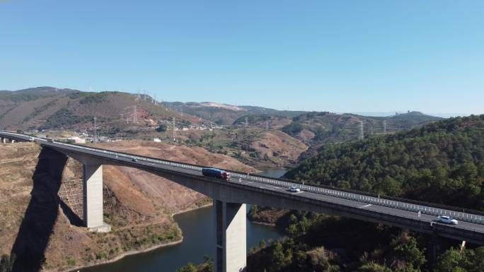 航拍云南大山桥上的高速公路