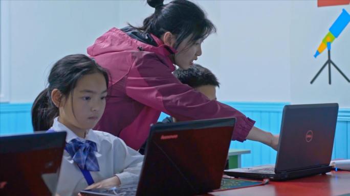 孩子在学习电脑编程