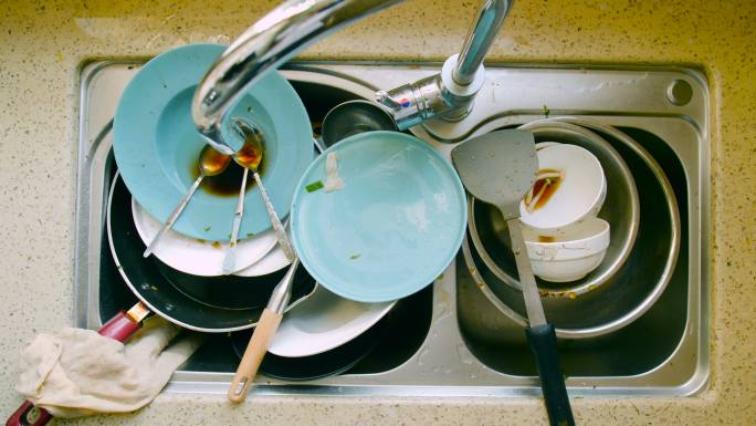 厨房洗碗槽里的脏盘子