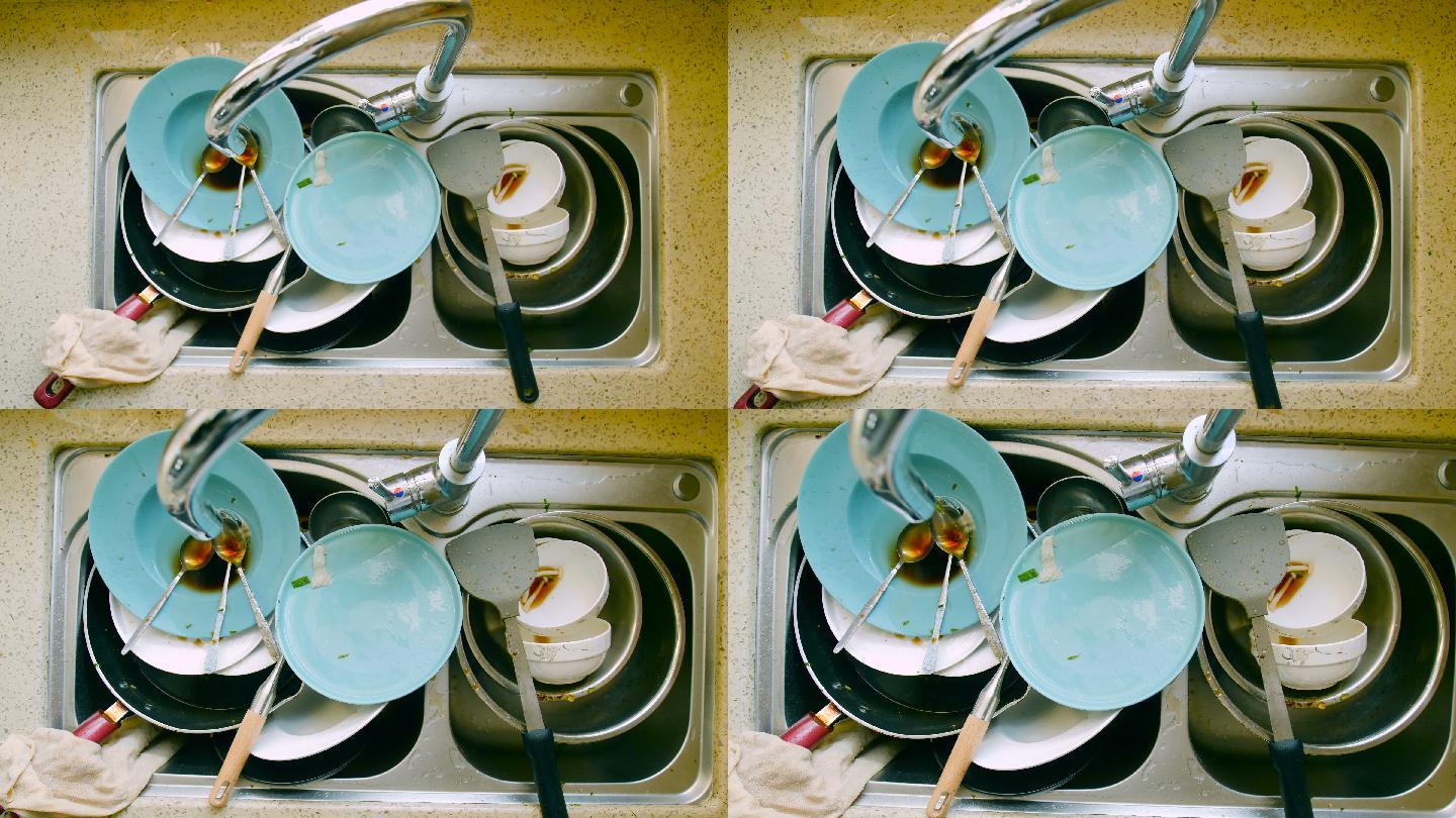 厨房洗碗槽里的脏盘子